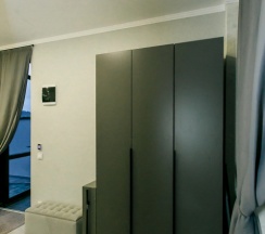 Четырёхместные апартаменты Premium с 3 комнатами с балконом и с видом на горы в Валентина