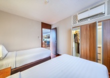 Номер Standard с 3 комнатами с балконом в Bandara Silom Suites