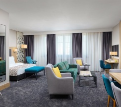 Номер Privilege с двуспальной кроватью и диваном в Mercure