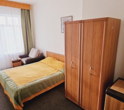 Номер стандарт с 1 двуспальной кроватью и креслом в Валенсия