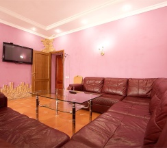 Полулюкс 4-х местный (2 двуспальные кровати или 1 двуспальная и 2 односпальные кровати) в Автодвор