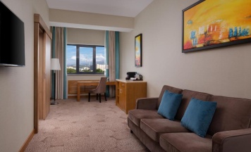 Двухместный люкс c 1 комнатой двуспальная кровать в Отель DoubleTree by Hilton Almaty
