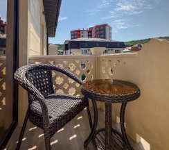 Комната улучшенная с 1 односпальной и 1 двуспальной кроватью в Дворец Солнца