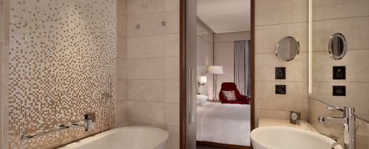 Номер с большой двуспальной кроватью и доступом в клубную гостиную в Hyatt Regency Moscow Petrovsky Park