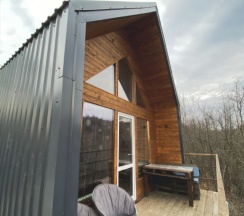 Коттедж с балконом и с красивым видом из окна в Garden hills