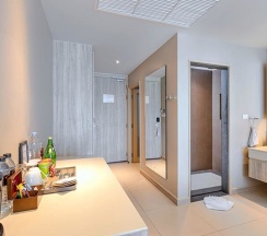 Двухместный номер Deluxe с видом на море двуспальная кровать в Cape Sienna Gourmet Hotel & Villas