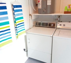 Коттедж с 2 комнатами в Private designer 8 room art getaway 2 Br-2Ba Full Kitchen Barbecue Patio 2min to beach