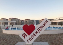Романтичный трехместный номер с 1 двуспальной кроватью + кресло-кровать 1-ЫЙ этаж с террасой в На круче