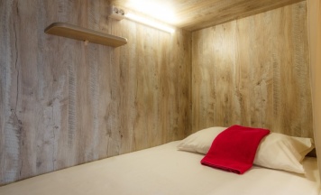 спальное место в 6 местном мужском номере в Nice Hostel