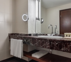 Классический Трёхместный номер в Sheraton Skypoint Luxe Hotel