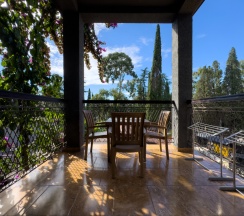 Трёхместный номер Супериор c 1 комнатой с балконом и с красивым видом из окна в Aimara