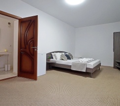 Семейный пятиместный номер в Белое солнце