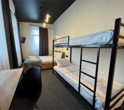 Четырехместный номер с кроватью размера "King-size" и двухъярусной кроватью в THouse