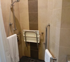 НОМЕР ДЛЯ ЛЮДЕЙ С ОГРАНИЧЕННЫМИ ВОЗМОЖНОСТЯМИ С БОЛЬШОЙ КРОВАТЬЮ (KING SIZE) в Doubletree by Hilton Tyumen