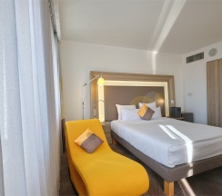 Номер Suite с двуспальной кроватью и диваном в Novotel Krasnoyarsk center