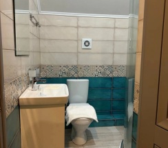 Коттедж с балконом и с видом на горы в Дом на холме