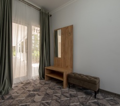 Шестиместный семейный люкс с балконом и с красивым видом из окна в Rodnik village&SPA