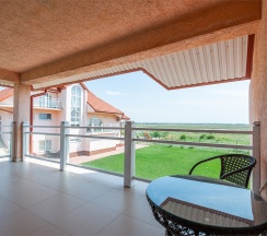 Полулюкс на двоих гостей с террасой и видом на озеро (корпус К) в Оптимист