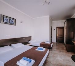 Четырехместный номер (3+1) с балконом в Космос