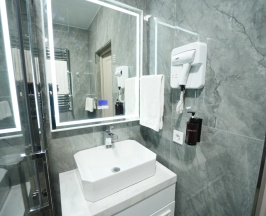 Двухместный номер Standard с балконом и с красивым видом из окна двуспальная кровать в Отель Avant Hotel Tashkent Pool&Spa