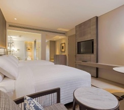 Двухместный номер с балконом и с видом на сад двуспальная кровать в Phuket Marriott Resort And Spa, Nai Yang Beach