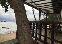 Бунгало seafront в Jungle Hut Bungalows & Hotel