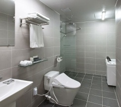 Двухместный номер Deluxe с балконом и с видом на океан двуспальная кровать в Familia Hotel Jeju