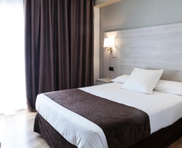 Двухместный номер с видом на бассейн двуспальная кровать в Hotel Helios Lloret