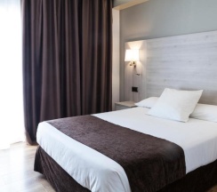 Двухместный номер с видом на бассейн двуспальная кровать в Hotel Helios Lloret