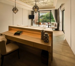 Двухместный люкс Deluxe c гидромассажной ванной с балконом и с видом на горы двуспальная кровать в Avista Grande Phuket Karon - MGallery