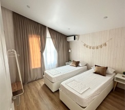 Коттедж с 3 спальнями и подогреваемым бассейном на отдельном участке в Премьер