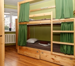 Женский 6-ти местный номер. Верхнее - 3 места в НАШ хостел