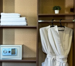 Трёхместный номер Супериор c 1 комнатой с балконом и с красивым видом из окна в Aimara