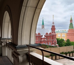 Номер Гранд Премьер с видом на Кремль в Four Seasons Hotel Moscow