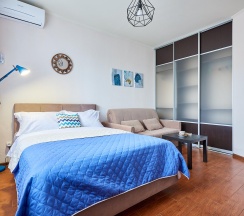 1-комнатные апартаменты улучшенные с 1 односпальной и 2 двуспальными кроватями в Ваш Комфорт Апарт на улице Дмитрия Благоева