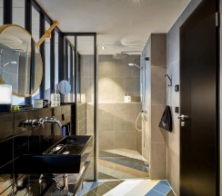 Двухместный номер Medium Plus с балконом двуспальная кровать в 25hours Hotel Das Tour