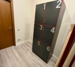 Кровать в мужском шестиместном номере в Берег