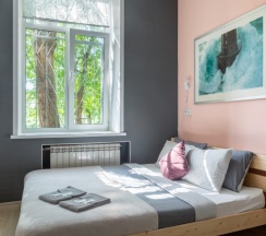 №15 Розовая (Двухместный номер с двуспальной кроватью и собственным санузлом и мини-кухней) в Дип Слип