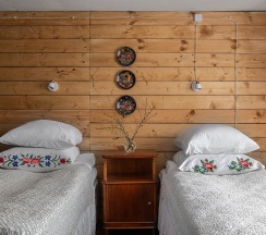 Коттедж стандарт с 2 односпальными и 1 двуспальной кроватью в Olafa Home