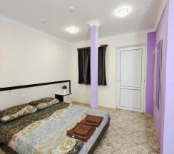 Номер стандарт эконом с 2 односпальными и 1 двуспальной кроватью в Гравитация