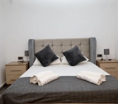 Четырёхместный номер Standard с балконом и с видом на бассейн в Fontana Hotel