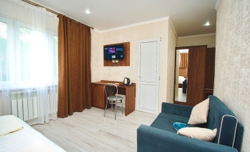 Двухместный полулюкс с дополнительным спальным местом двуспальная кровать в Ninel