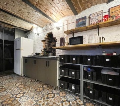 Семейный номер с мини-кухней и собственной ванной комнатой “Джоан” в Bookcase Hotel&Hostel