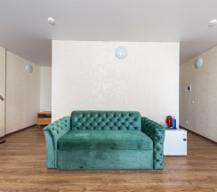 Двухуровневый большой семейный номер с балконом на 6-7 человек и видом во двор (корпус Б) в Оптимист