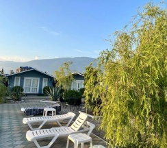 Двухместный семейный Домик с террасой двуспальная кровать в Летняя сказка