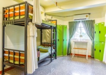 Кровать в общем номере в OYO 928 Leaf Hostel