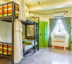 Кровать в общем номере в OYO 928 Leaf Hostel