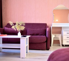 №9. Семейный номер с двуспальной кроватью, диваном и видом на Байкал в Прибой