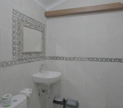 Кровать в общем номере с красивым видом из окна в Jero di Bisma Hostel