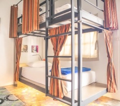 Кровать в общем номере в OYO 617 Tira Hostel chalong Phuket